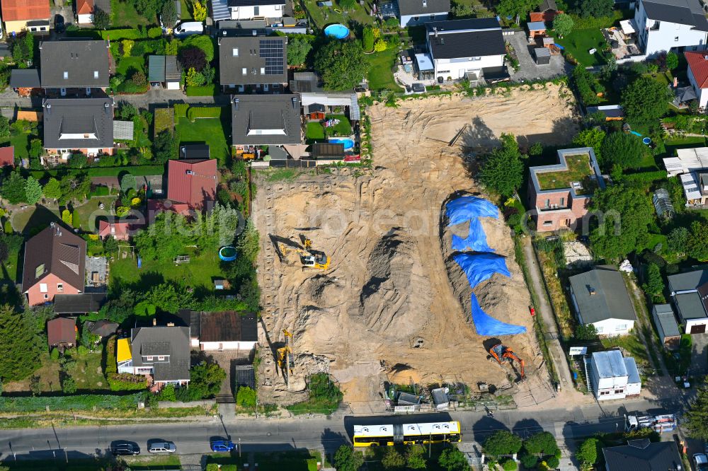 Aerial image Berlin - Construction site for the new construction of a detached house in a family house - settlement along the on street Neuenhagener Strasse in the district Mahlsdorf in Berlin, Germany