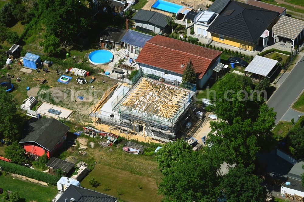Fredersdorf-Vogelsdorf from the bird's eye view: Construction site for the new construction of a detached house in a family house - settlement along the Friedrich-Ebert-Strasse in the district Vogelsdorf in Fredersdorf-Vogelsdorf in the state Brandenburg, Germany