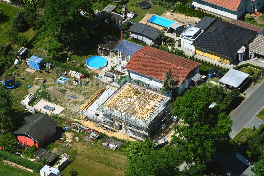 Aerial image Fredersdorf-Vogelsdorf - Construction site for the new construction of a detached house in a family house - settlement along the Friedrich-Ebert-Strasse in the district Vogelsdorf in Fredersdorf-Vogelsdorf in the state Brandenburg, Germany