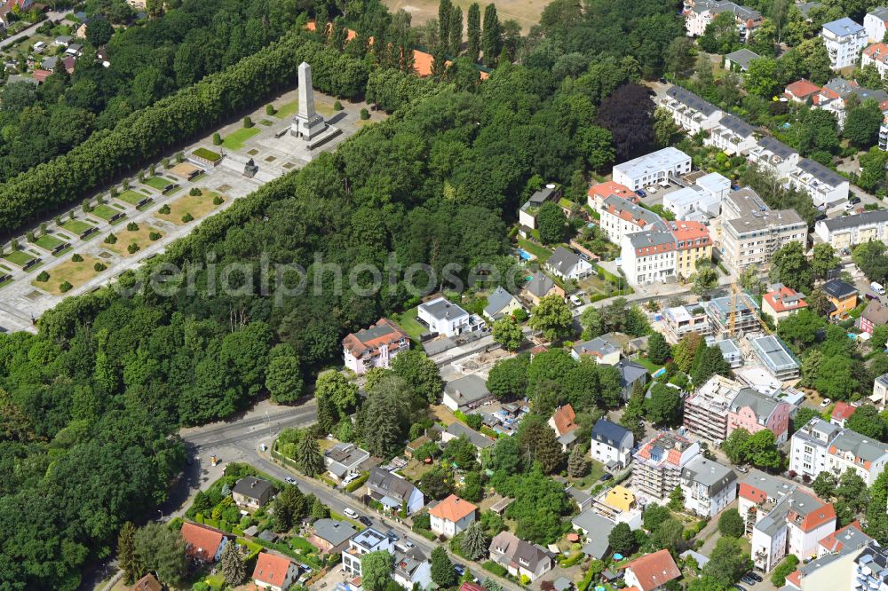 Berlin from above - Construction site for the new construction of a detached house in a family house - settlement along the Germanenstrasse on street Sachsenstrasse in the district Niederschoenhausen in Berlin, Germany