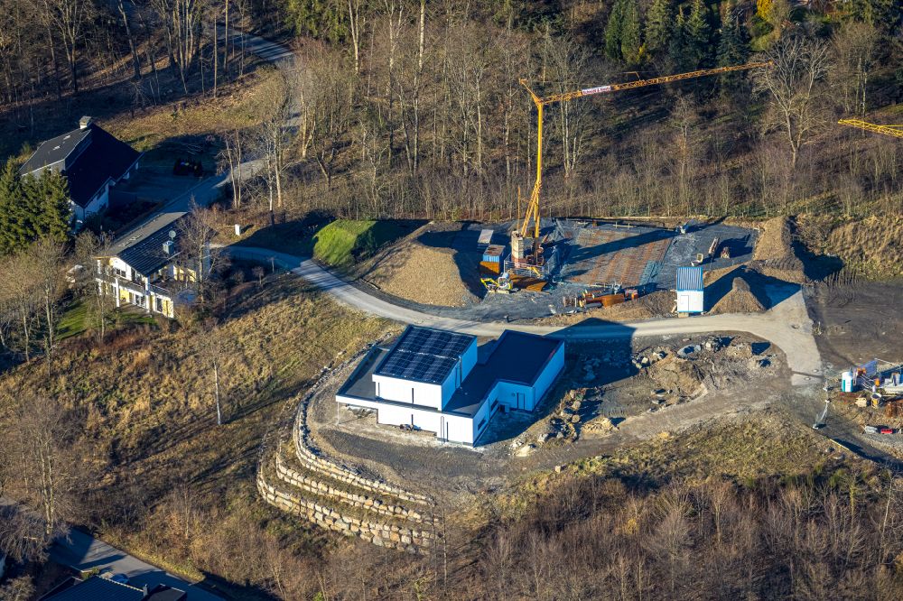 Meschede from the bird's eye view: Construction site for the new construction of a detached house in a family house - settlement along the on street Unterm Hasenfeld in Meschede at Sauerland in the state North Rhine-Westphalia, Germany