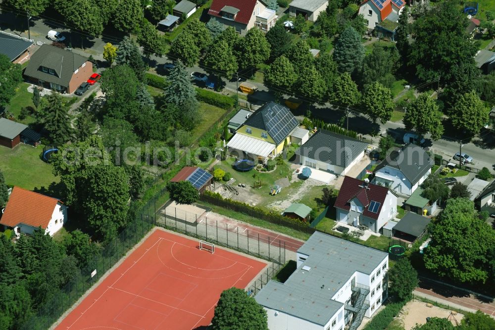 Aerial image Berlin - Detached house in a family house - settlement along the Bergedorfer Strasse in the district Kaulsdorf in Berlin, Germany