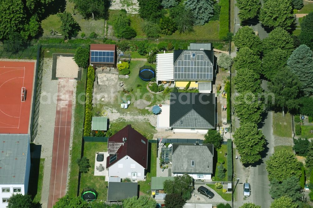 Aerial photograph Berlin - Detached house in a family house - settlement along the Bergedorfer Strasse in the district Kaulsdorf in Berlin, Germany