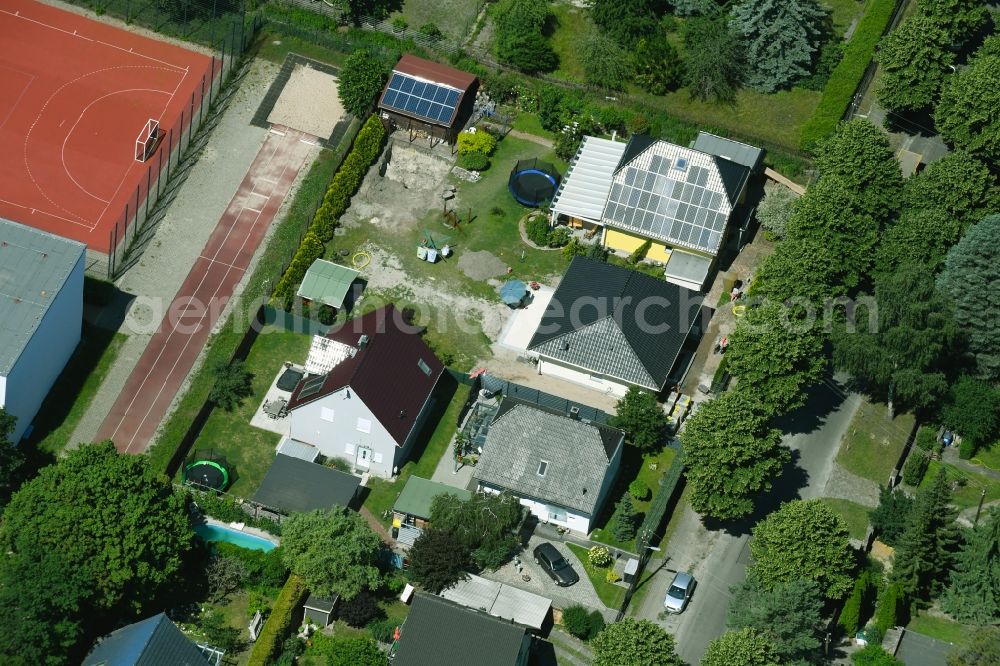 Berlin from above - Detached house in a family house - settlement along the Bergedorfer Strasse in the district Kaulsdorf in Berlin, Germany
