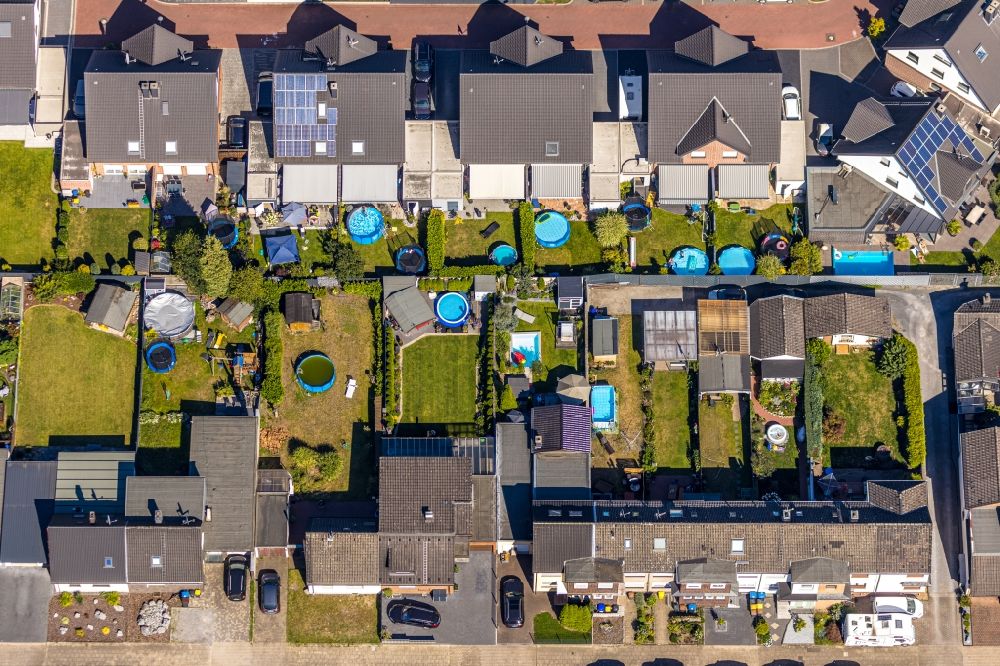 Bottrop from above - Single-family residential area of settlement with green garden ond blue swimming pools - pool facilities in the district Eigen in Bottrop in the state North Rhine-Westphalia, Germany