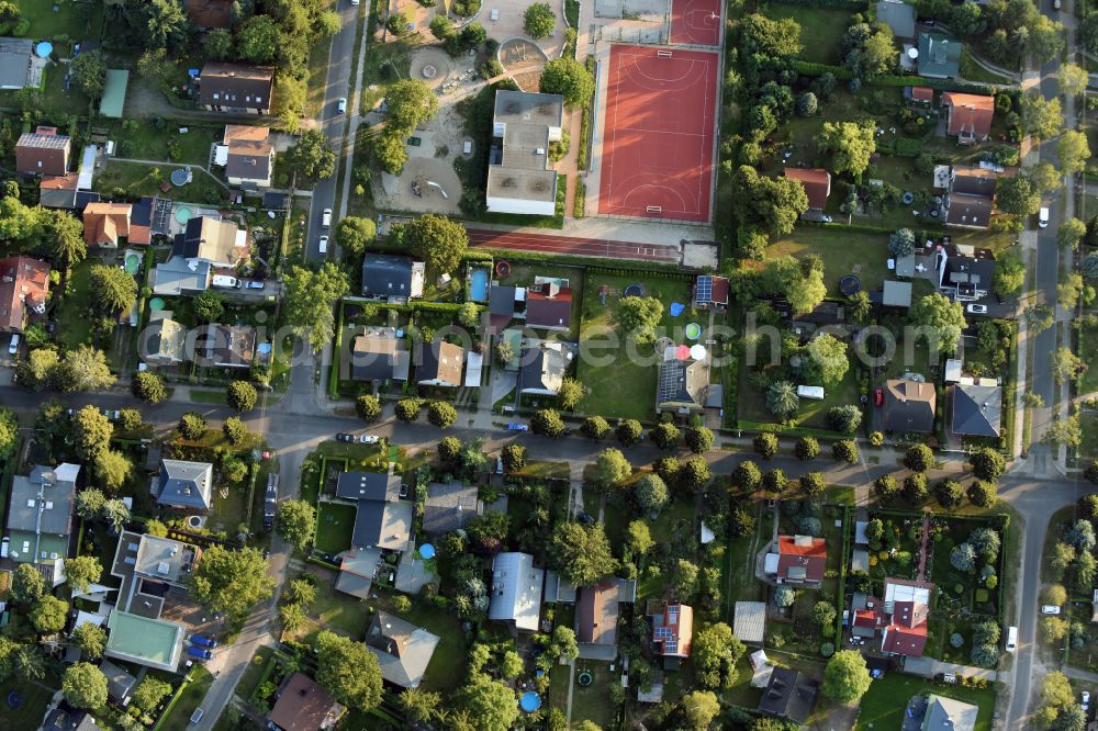 Berlin from the bird's eye view: Family house - settlement along the Bergedorfer Strasse in the district Kaulsdorf in Berlin, Germany