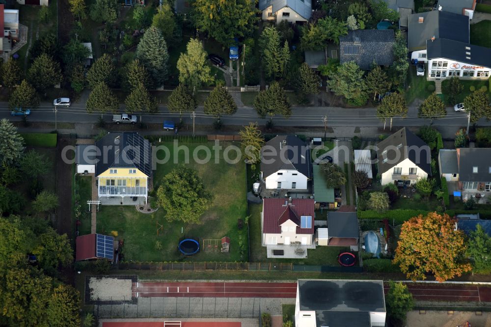 Aerial image Berlin - Family house - settlement along the Bergedorfer Strasse in the district Kaulsdorf in Berlin, Germany