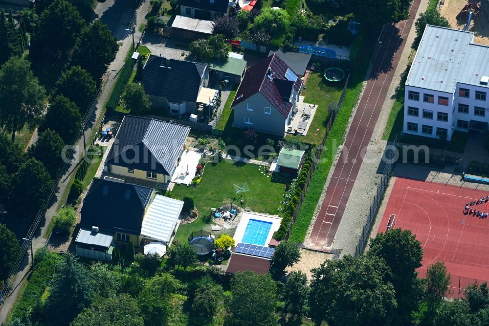 Aerial photograph Berlin - Family house - settlement along the Bergedorfer Strasse in the district Kaulsdorf in Berlin, Germany