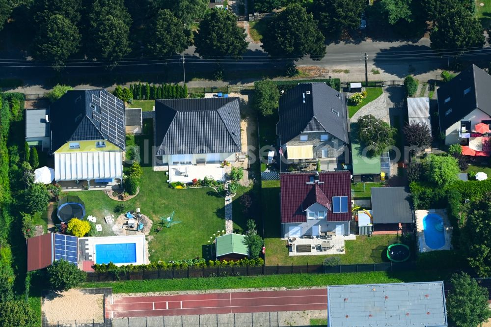 Berlin from the bird's eye view: Family house - settlement along the Bergedorfer Strasse in the district Kaulsdorf in Berlin, Germany