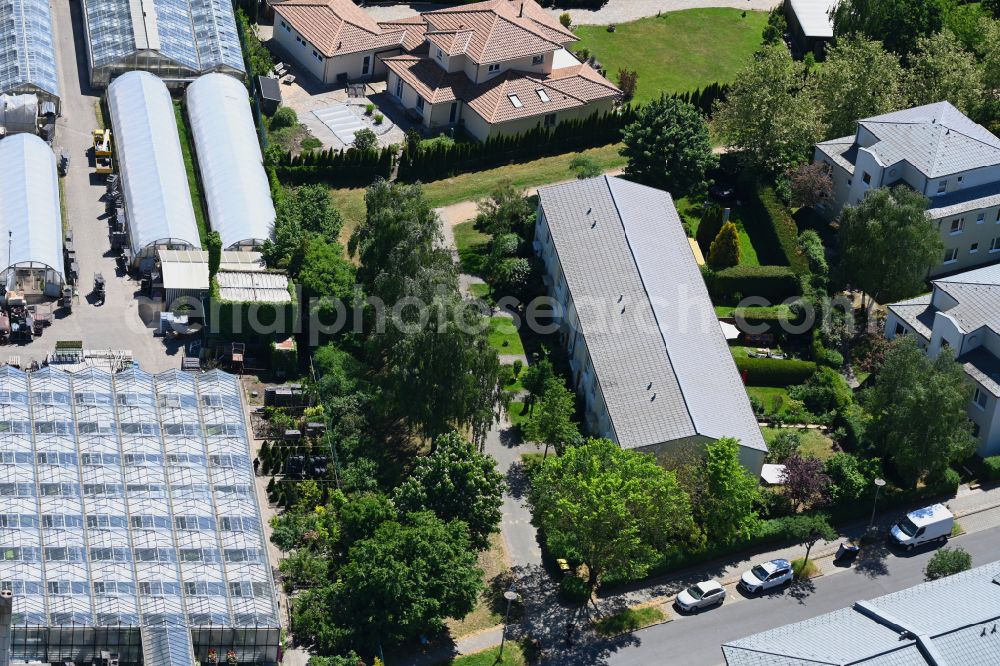 Aerial image Berlin - Detached house - residential area in the form of a row house settlement on street Kalvinistenweg in the district Franzoesisch Buchholz in Berlin, Germany