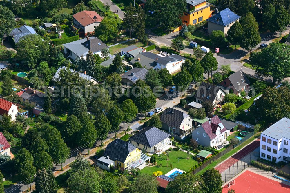 Aerial image Berlin - Detached houses with gardens on Bergedorfer Strasse in the district of Kaulsdorf in Berlin, Germany