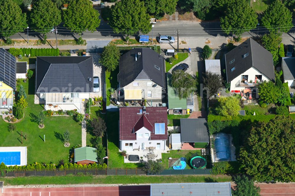 Aerial photograph Berlin - Detached houses with gardens on Bergedorfer Strasse in the district of Kaulsdorf in Berlin, Germany