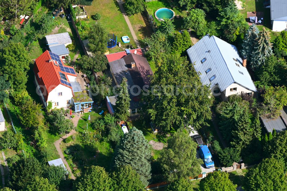 Berlin from the bird's eye view: Detached houses with gardens on Bergedorfer Strasse in the district of Kaulsdorf in Berlin, Germany