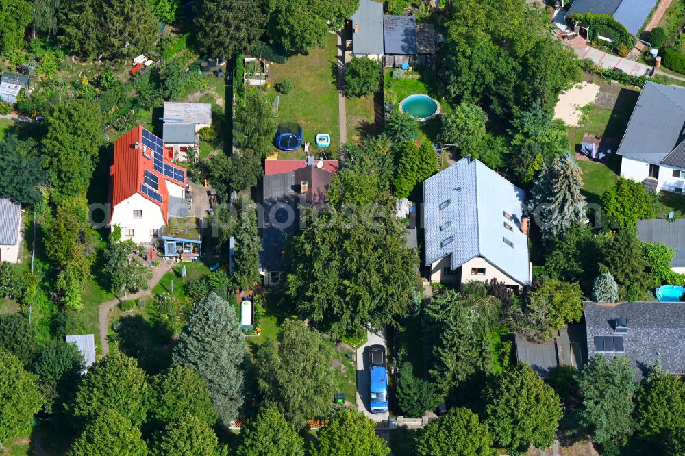 Aerial photograph Berlin - Detached houses with gardens on Bergedorfer Strasse in the district of Kaulsdorf in Berlin, Germany