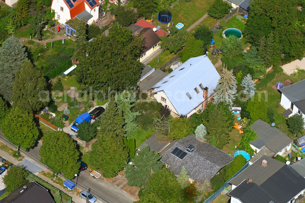 Berlin from the bird's eye view: Detached houses with gardens on Bergedorfer Strasse in the district of Kaulsdorf in Berlin, Germany