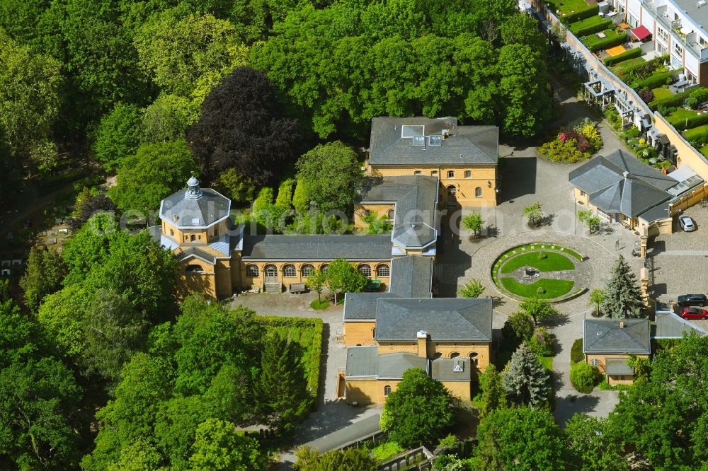 Aerial image Berlin - Entry buildings to Grave rows on the grounds of the cemetery Juedischer Friedhof Weissensee on Herbert-Baum-Strasse in the district Weissensee in Berlin, Germany