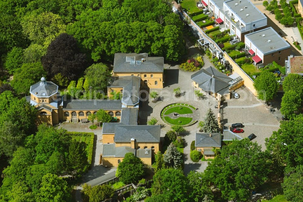 Aerial photograph Berlin - Entry buildings to Grave rows on the grounds of the cemetery Juedischer Friedhof Weissensee on Herbert-Baum-Strasse in the district Weissensee in Berlin, Germany