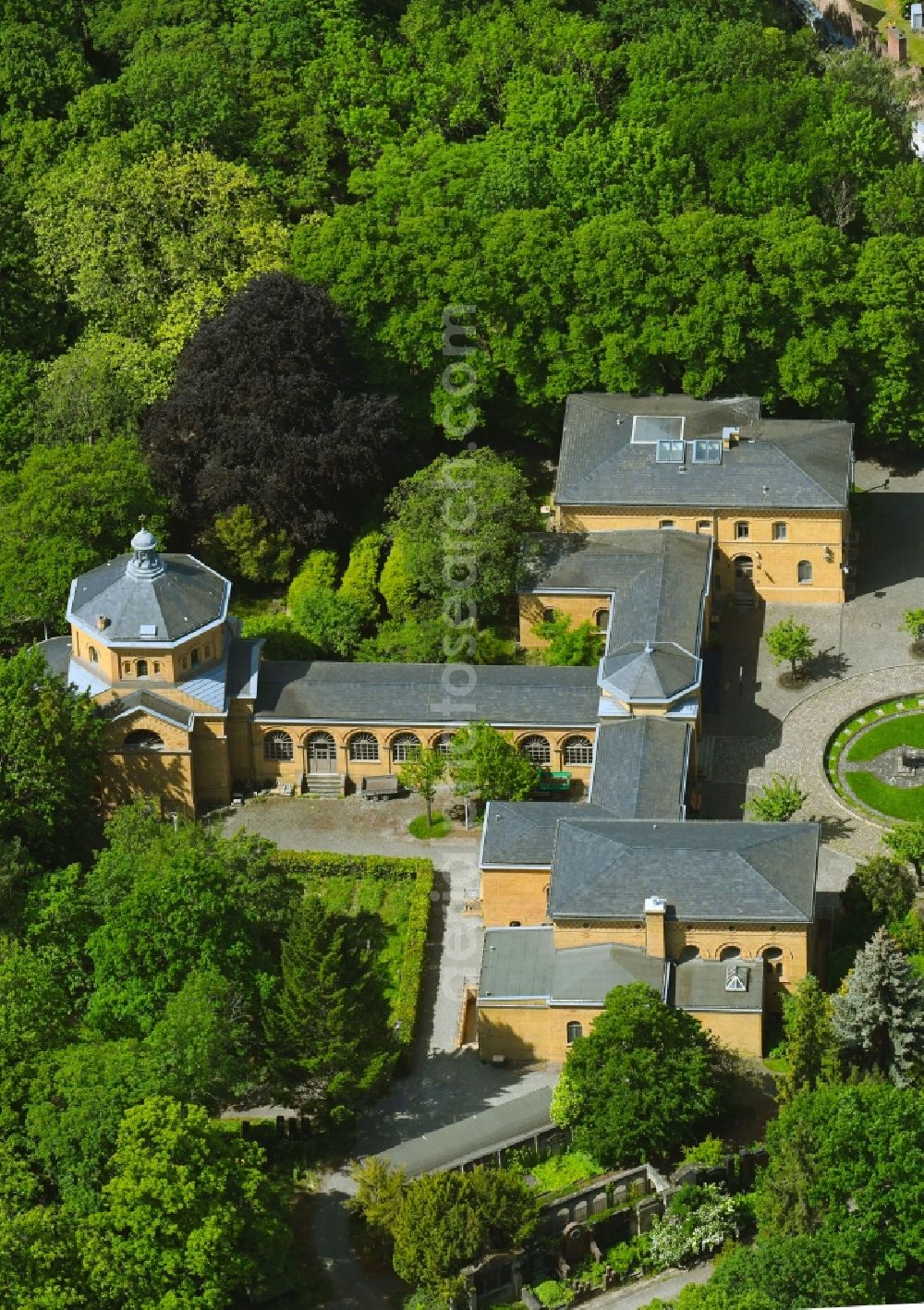 Berlin from above - Entry buildings to Grave rows on the grounds of the cemetery Juedischer Friedhof Weissensee on Herbert-Baum-Strasse in the district Weissensee in Berlin, Germany