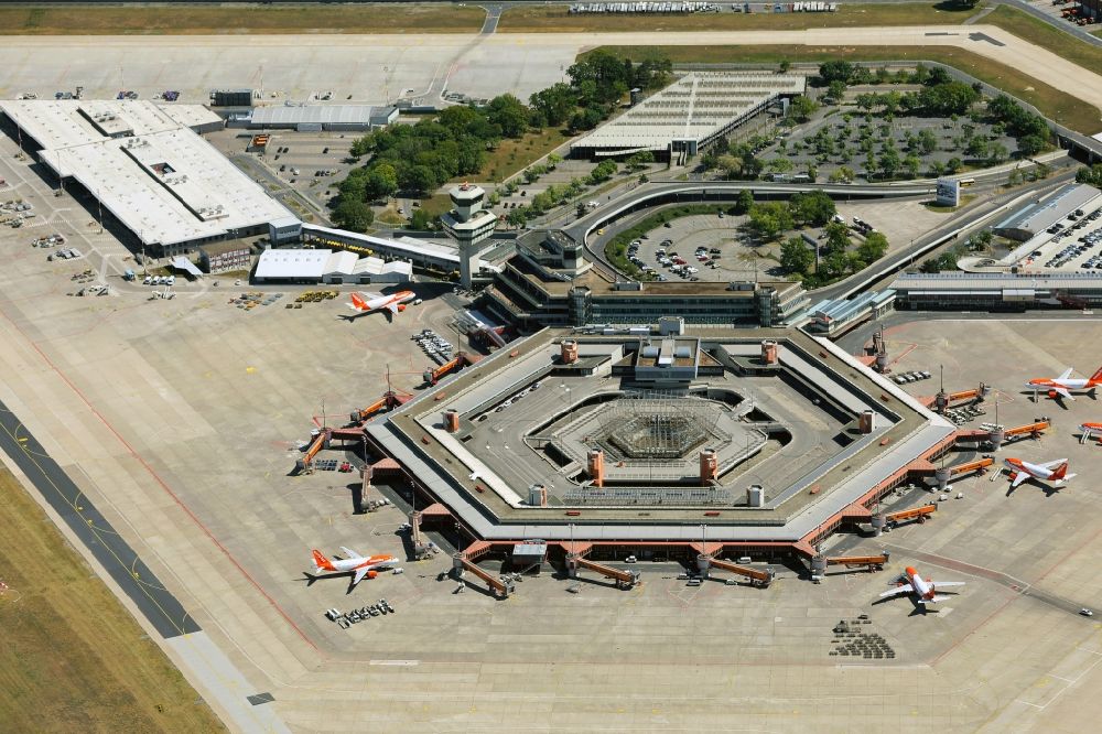 Aerial photograph Berlin - Flight operations at the terminal of the airport Berlin - Tegel