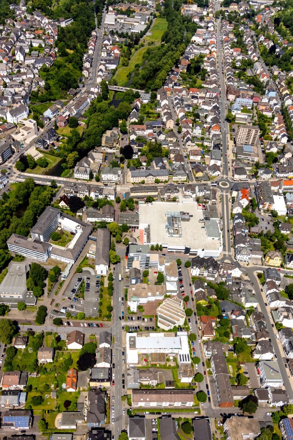 Arnsberg from the bird's eye view: Building of the shopping center Brueckencenter and the parish church Liebfrauen on Europaplatz overlooking the Arnsberg theater and an administration building of RWE AG in Arnsberg in the state North Rhine-Westphalia, Germany