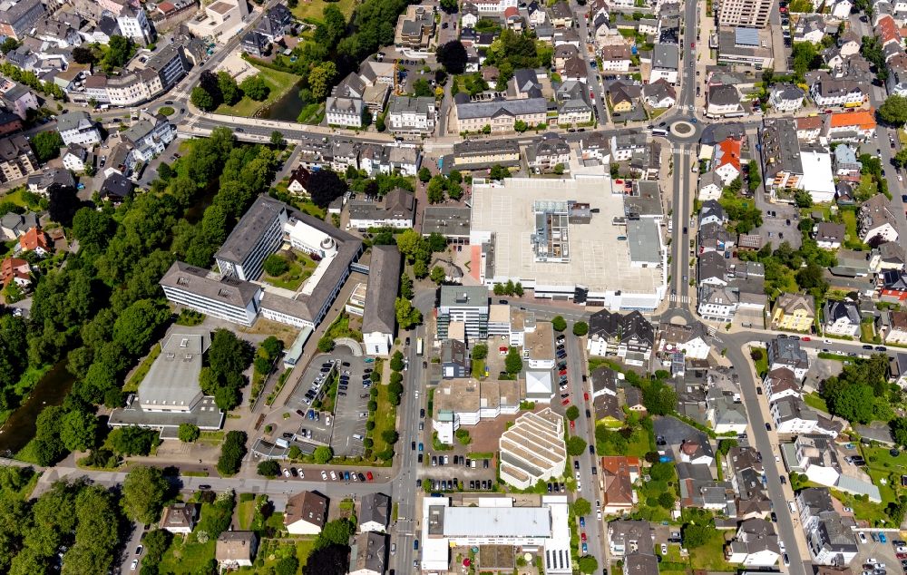 Aerial photograph Arnsberg - Building of the shopping center Brueckencenter and the parish church Liebfrauen on Europaplatz overlooking the Arnsberg theater and an administration building of RWE AG in Arnsberg in the state North Rhine-Westphalia, Germany