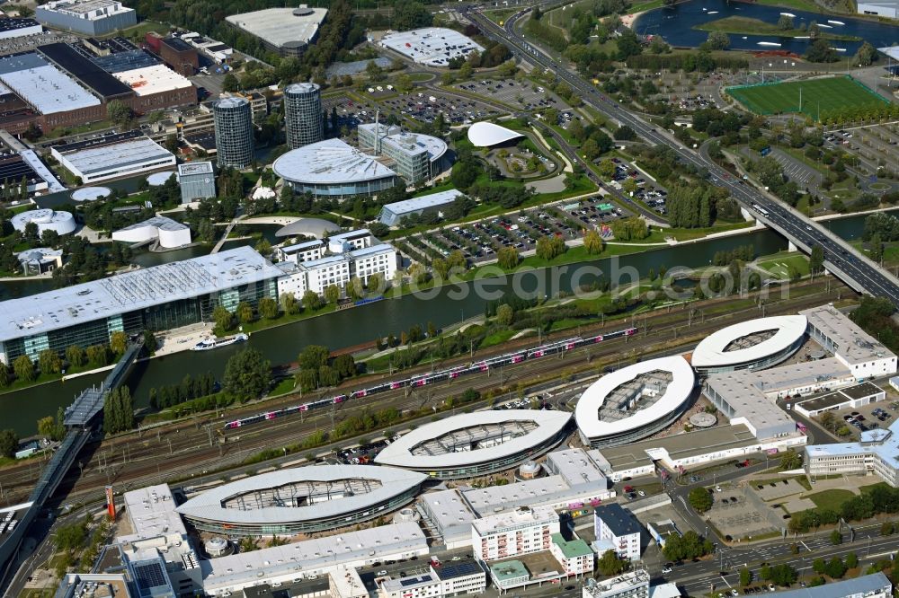 Aerial image Wolfsburg - Building of the shopping center Designer Outlets Wolfsburg An of Vorburg in the district Stadtmitte in Wolfsburg in the state Lower Saxony, Germany