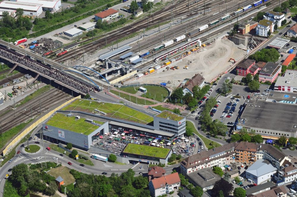 Aerial image Weil am Rhein - Building of the shopping center Einkauf-Insel with flea market in Weil am Rhein in the state Baden-Wurttemberg, Germany