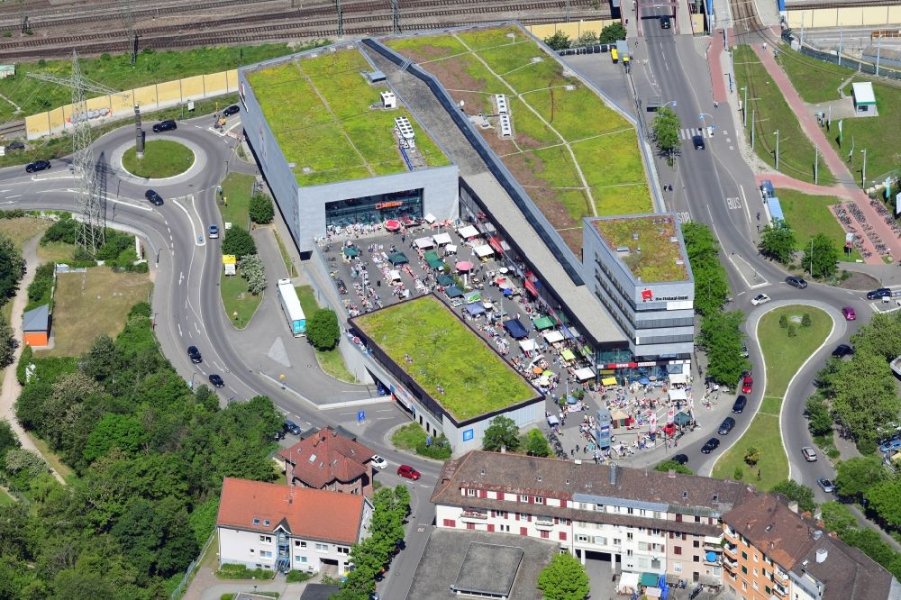 Aerial photograph Weil am Rhein - Building of the shopping center Einkauf-Insel with flea market in Weil am Rhein in the state Baden-Wurttemberg, Germany