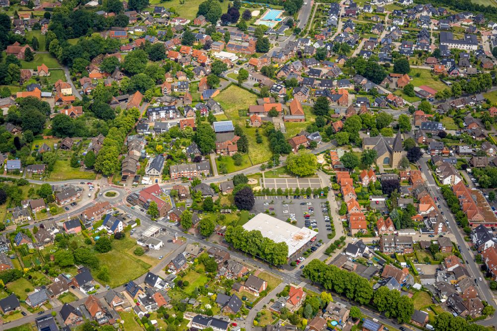 Haltern am See from above - Building of the shopping center along the Thiestrasse in the district Sythen in Haltern am See at Ruhrgebiet in the state North Rhine-Westphalia, Germany
