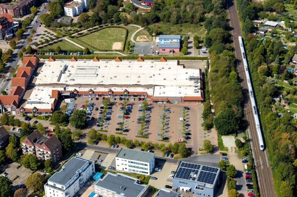 Aerial photograph Voerde (Niederrhein) - Building of the shopping center on Friedrichsfelder Strasse in Voerde (Niederrhein) in the state North Rhine-Westphalia, Germany