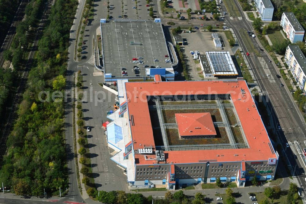 Halle (Saale) from the bird's eye view: Building of the shopping center Kaufland on Suedstadtring in the district Sued in Halle (Saale) in the state Saxony-Anhalt, Germany