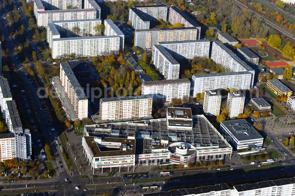 Aerial photograph Berlin - building of the shopping center Linden-Center Berlin on Prerower Platz in the district Neu-Hohenschoenhausen in the district Hohenschoenhausen in Berlin, Germany