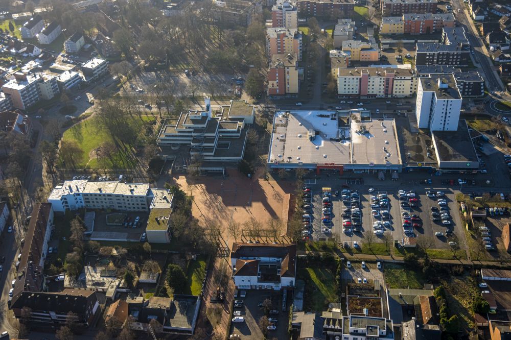 Aerial photograph Hamm - Building of the shopping center Rathaus-Center overlooking renovation work on the local highrise building on Friedrich-Ebert-Strasse - Rautenstrauchstrasse in the district Bockum-Hoevel in Hamm in the state North Rhine-Westphalia, Germany