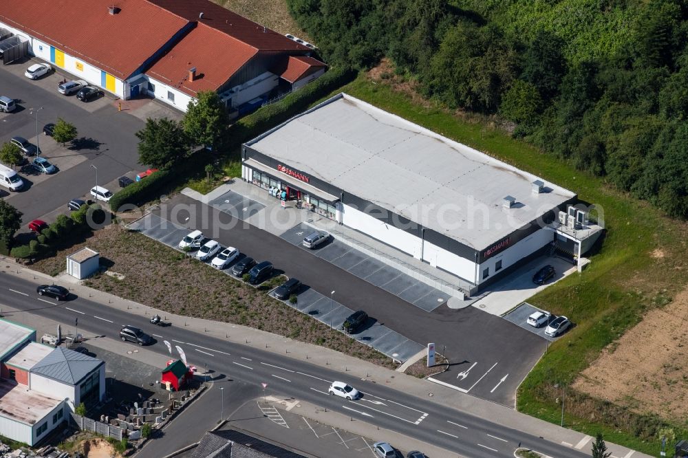 Homberg (Ohm) from the bird's eye view: Building of the shopping center Rossmann Drogeriemarkt on Ohmstrasse in Homberg (Ohm) in the state Hesse, Germany
