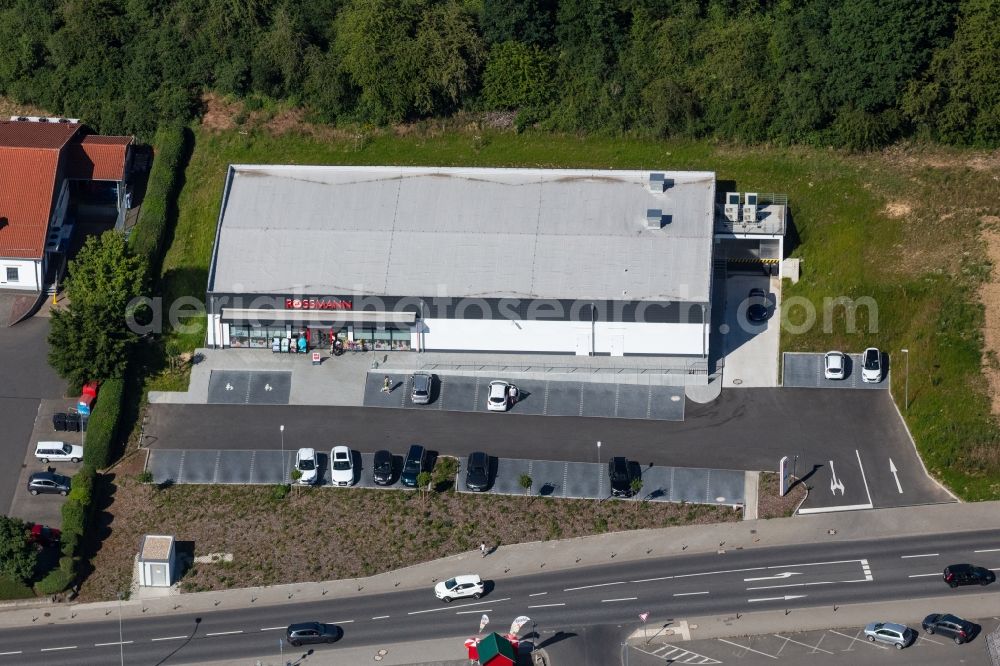 Aerial image Homberg (Ohm) - Building of the shopping center Rossmann Drogeriemarkt on Ohmstrasse in Homberg (Ohm) in the state Hesse, Germany