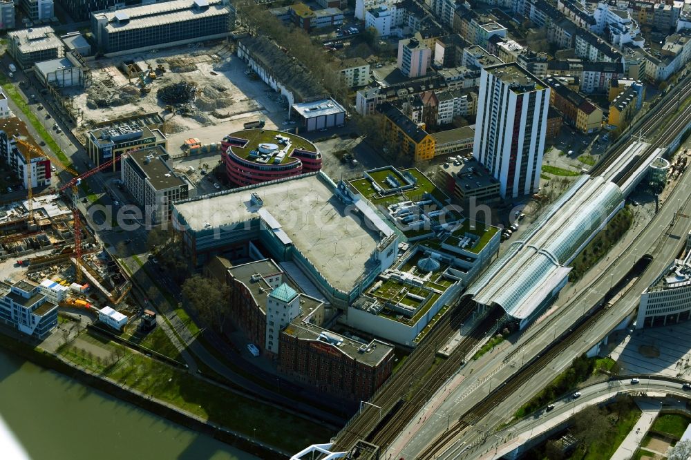 Aerial photograph Ludwigshafen am Rhein - Building of the shopping center Walzmuehle Ludwigshafen also Lou on Bahnhof Ludwigshafen Mitte in the district Sued in Ludwigshafen am Rhein in the state Rhineland-Palatinate, Germany