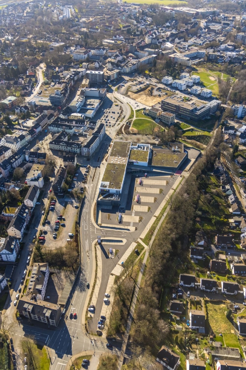 Aerial photograph Heiligenhaus - Building of the shopping center Forum Hitzbleck on Westfalenstrasse in Heiligenhaus at Ruhrgebiet in the state North Rhine-Westphalia, Germany