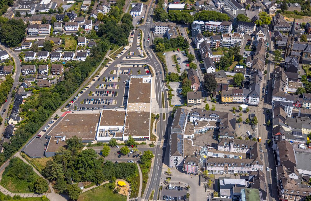 Aerial photograph Heiligenhaus - Building of the shopping center Forum Hitzbleck on Westfalenstrasse in Heiligenhaus at Ruhrgebiet in the state North Rhine-Westphalia, Germany