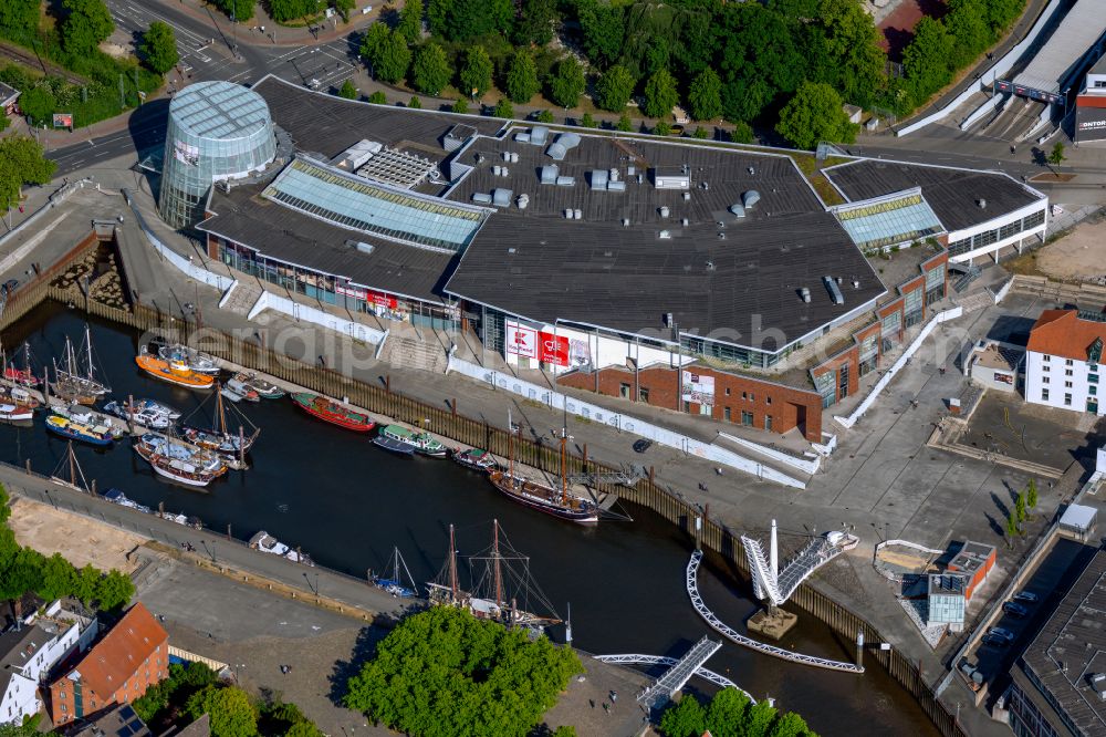 Aerial image Bremen - Building of the shopping center Haven Hoeoeft on street Friedrich-Klippert-Strasse in the district Grohn in Bremen, Germany