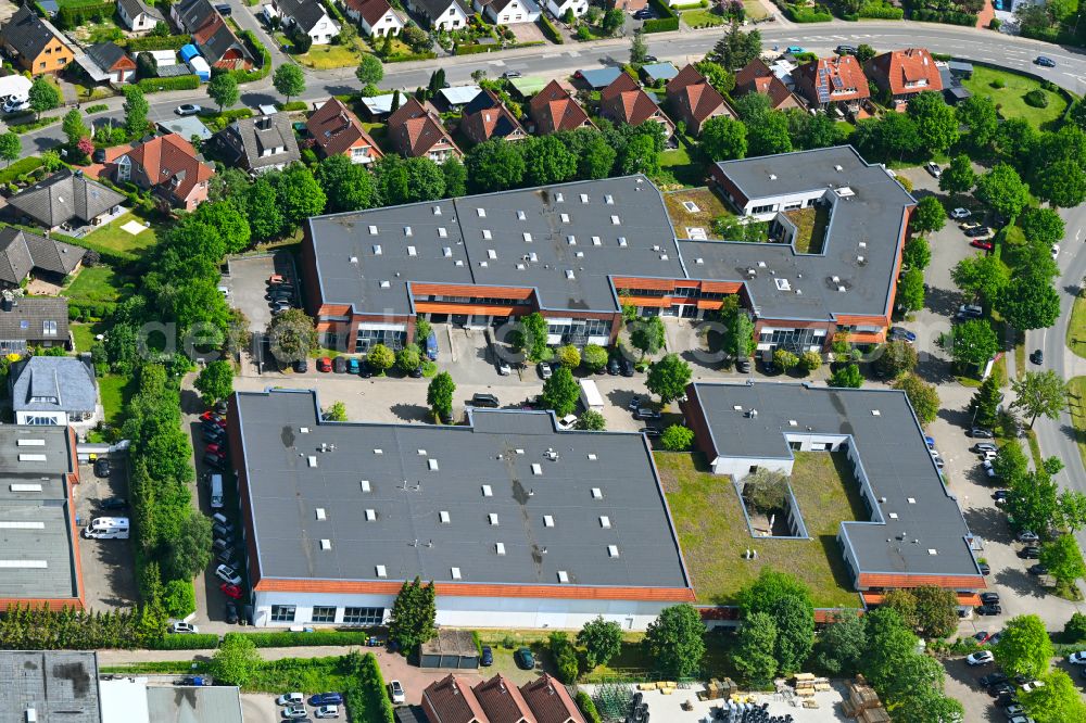 Rellingen from the bird's eye view: Building of the shopping center Schlau Handwerkermarkt on street Halstenbeker Weg in the district Egenbuettel in Rellingen in the state Schleswig-Holstein, Germany
