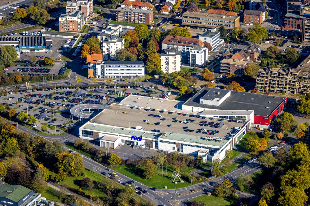 Aerial photograph Kamp-Lintfort - Building of the shopping center of Supermarktes mein real on street Moerser Strasse in the district Niersenbruch in Kamp-Lintfort at Ruhrgebiet in the state North Rhine-Westphalia, Germany