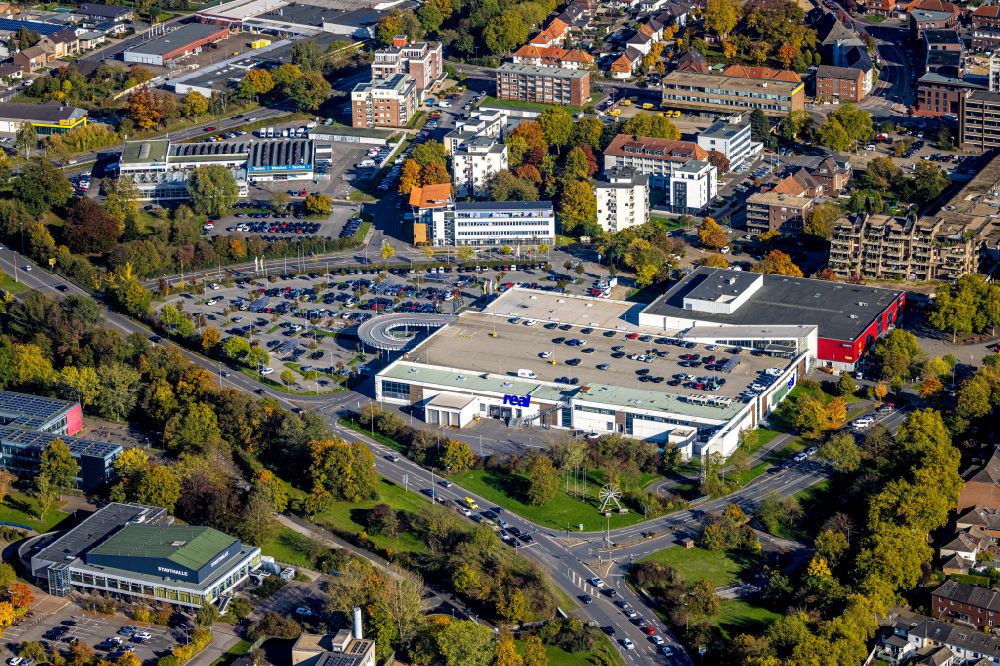 Kamp-Lintfort from above - Building of the shopping center of Supermarktes mein real on street Moerser Strasse in the district Niersenbruch in Kamp-Lintfort at Ruhrgebiet in the state North Rhine-Westphalia, Germany