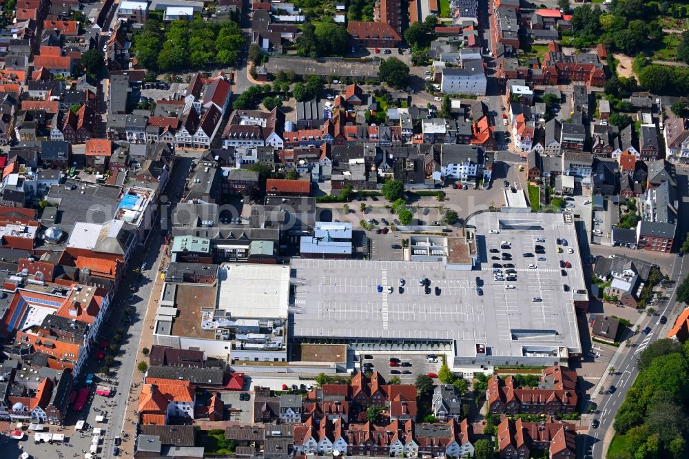 Aerial image Husum - Building of the shopping center THEO Shopping-Center in the street Grossstrasse in Husum North Frisia in the state Schleswig-Holstein, Germany