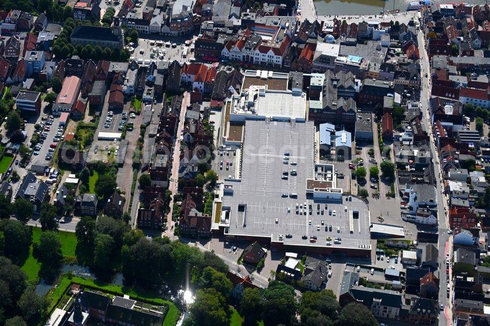 Aerial photograph Husum - Building of the shopping center THEO Shopping-Center in the street Grossstrasse in Husum North Frisia in the state Schleswig-Holstein, Germany