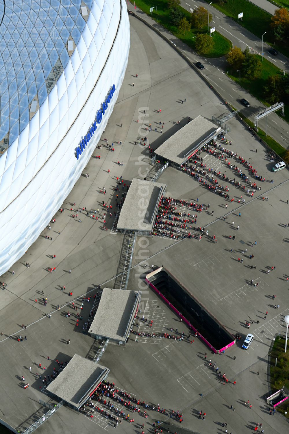 Aerial image München - Crowds of people in front of the entrance control of football fans at the entrances to the security check on the sports facility grounds of the arena of the stadium Allianz Arena on Werner-Heisenberg-Allee in the district Freimann in Munich in the state Bavaria, Germany