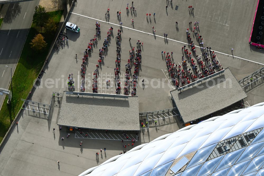 Aerial photograph München - Crowds of people in front of the entrance control of football fans at the entrances to the security check on the sports facility grounds of the arena of the stadium Allianz Arena on Werner-Heisenberg-Allee in the district Freimann in Munich in the state Bavaria, Germany