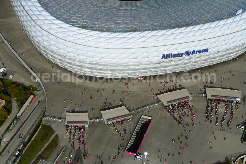 Aerial photograph München - Crowds of people in front of the entrance control of football fans at the entrances to the security check on the sports facility grounds of the arena of the stadium Allianz Arena on Werner-Heisenberg-Allee in the district Freimann in Munich in the state Bavaria, Germany