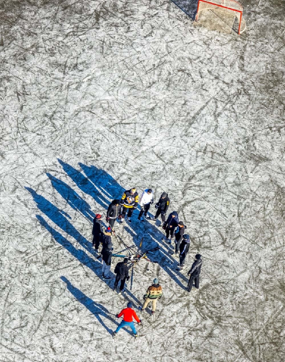 Aerial image Duisburg - Walkers and passers-by walk on the ice sheet of the frozen bank areas in the course of the river of the Rhine river in the district Ehingen in Duisburg at Ruhrgebiet in the state North Rhine-Westphalia, Germany