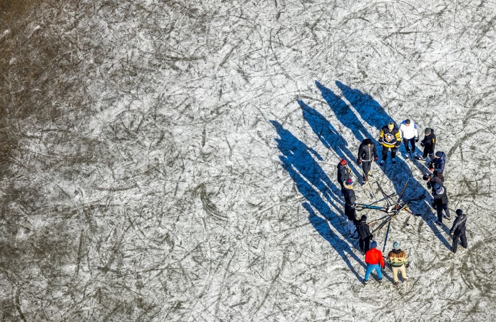 Aerial photograph Duisburg - Walkers and passers-by walk on the ice sheet of the frozen bank areas in the course of the river of the Rhine river in the district Ehingen in Duisburg at Ruhrgebiet in the state North Rhine-Westphalia, Germany