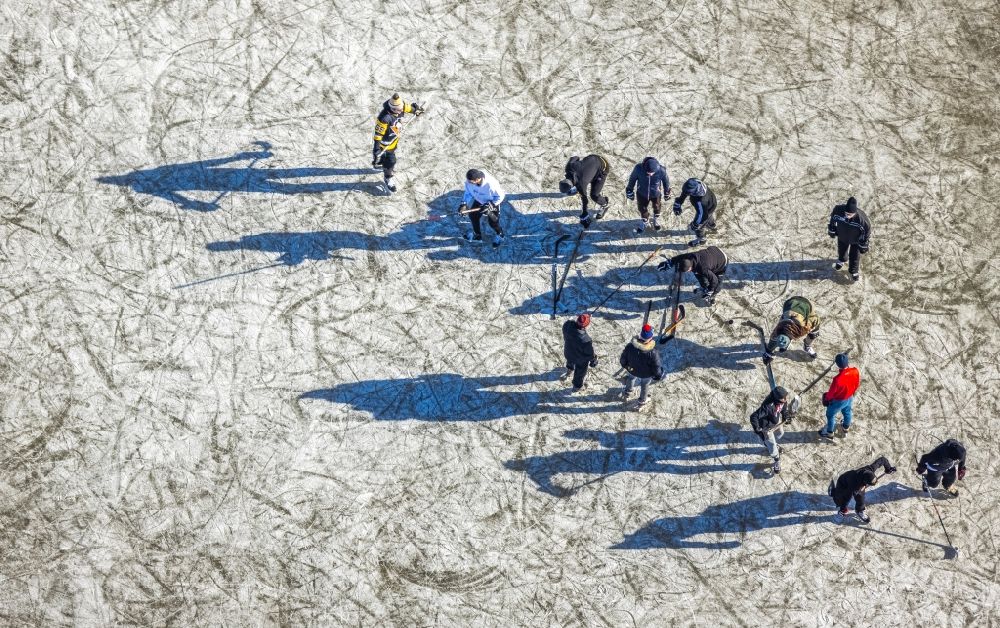 Duisburg from above - Walkers and passers-by walk on the ice sheet of the frozen bank areas in the course of the river of the Rhine river in the district Ehingen in Duisburg at Ruhrgebiet in the state North Rhine-Westphalia, Germany